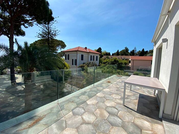 Appartamento trilocale in affitto in Via Generale Ardoino, Centro, Diano Marina