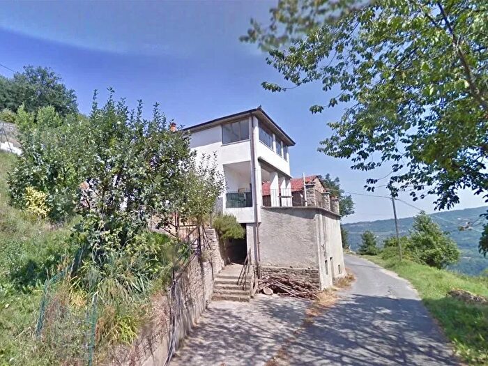 Casa con 7 locali in vendita in Gorzegno