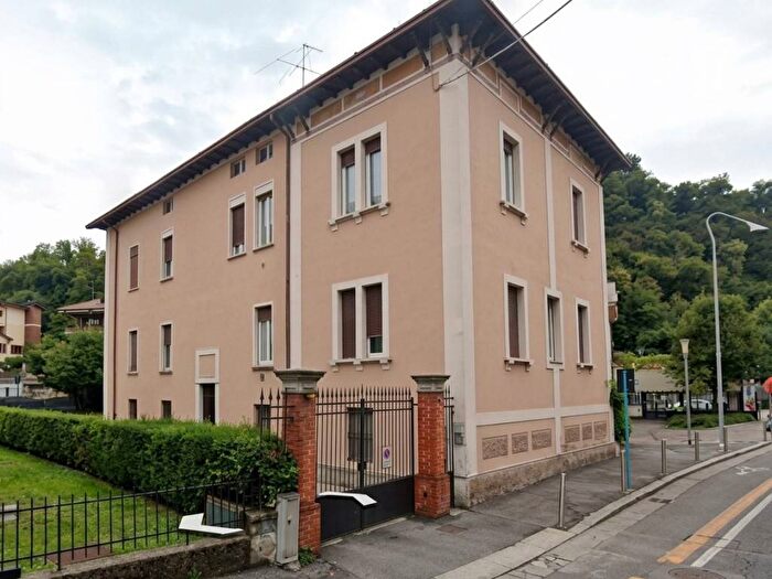 Appartamento quadrilocale in affitto in Via San Rocchino, Crocifissa di Rosa, Brescia