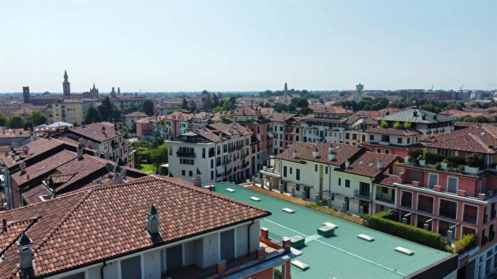 Appartamento con 6 locali in vendita in Crema, Crema