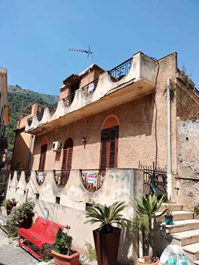 Casa quadrilocale in vendita in Vico Trave in Giampilieri Superiore, Messina