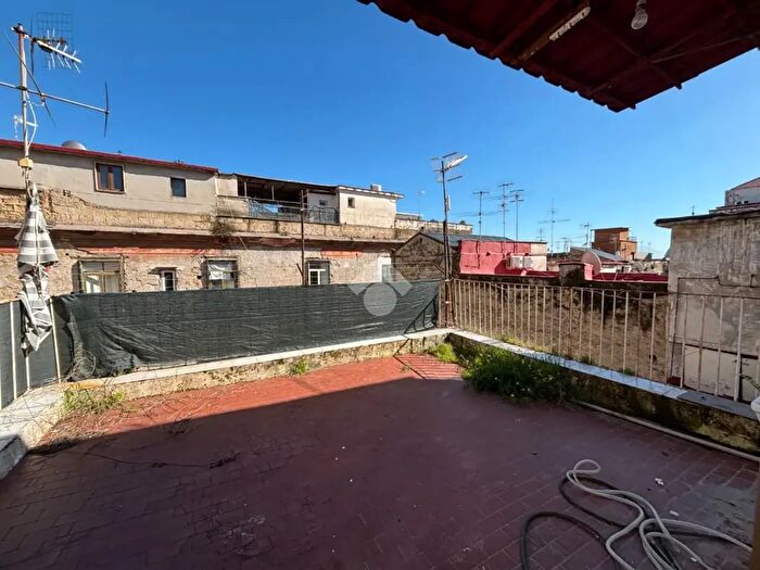 Appartamento trilocale in vendita in Via Atri, Napoli