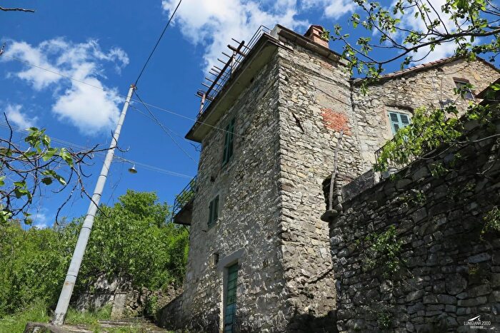 Casa con 8 locali in vendita in Villafranca In Lunigiana