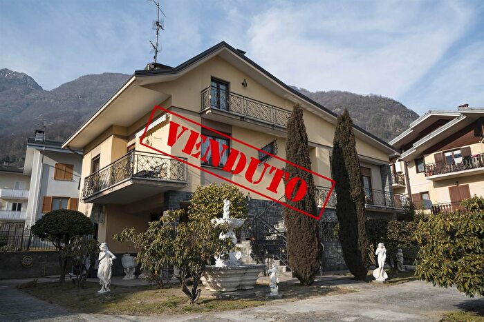 Casa con 6 locali in vendita in Via Valviola, Mese