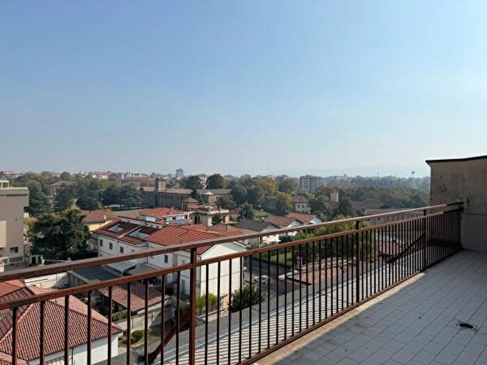 Appartamento quadrilocale in vendita in Via Mario Giovana, Voghera