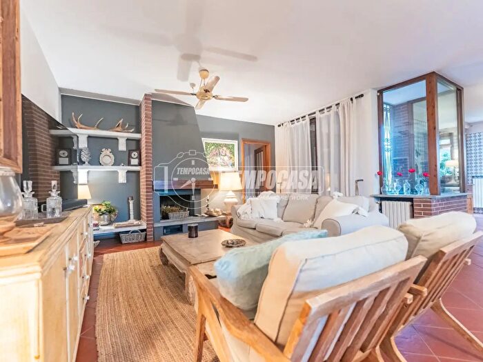 Casa con 8 locali in vendita in Via Baggio, Cusago