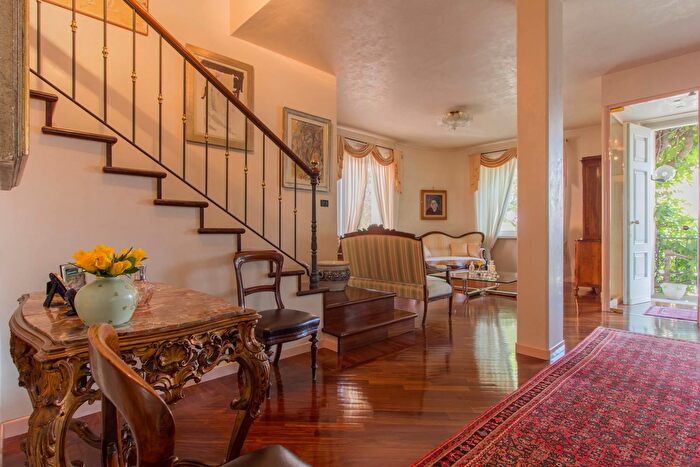 Casa con 8 locali in vendita in Piacenza