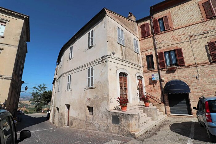 Casa con 12 locali in vendita in Piazza Giacomo Mateotti, Ripatransone