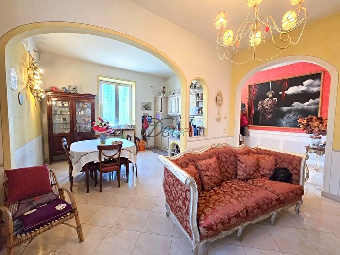 Casa con 15 locali in vendita in Via Lombarda, Capannori