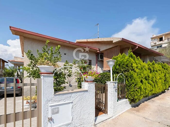 Casa con 5 locali in vendita in Via Demostene, Scicli