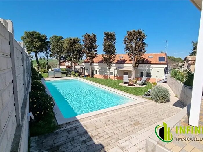 Casa con 7 locali in vendita in Via Ungheria, Matera