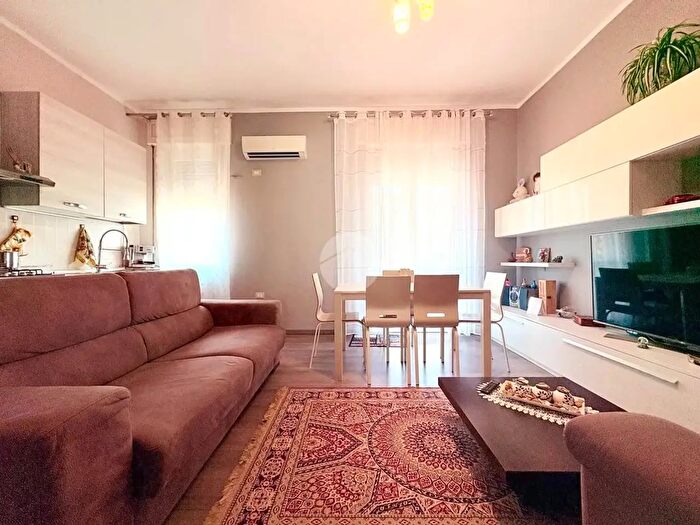 Appartamento trilocale in vendita in Via Crema, Cremona