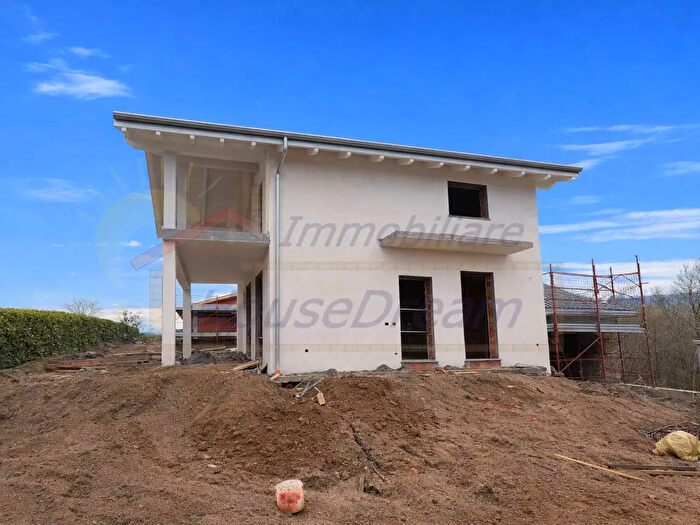 Casa con 5 locali in vendita in GatticoVeruno