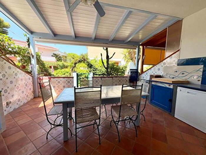 Casa quadrilocale in vendita in Contrada Saiatine Villaggio Laura, Furnari