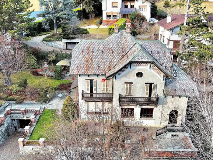 Casa con 9 locali in vendita in Via a Petigat Abbè, Aosta