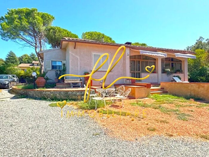 Casa con 8 locali in vendita in Casale Marittimo