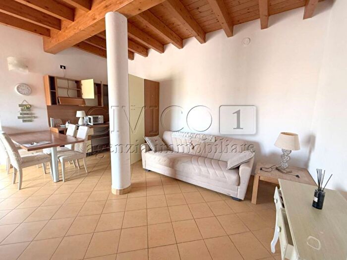 Appartamento bilocale in affitto in Via Italia Unita, Centro, Torri di Quartesolo