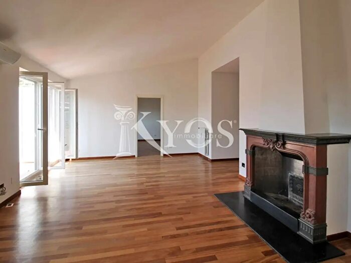 Appartamento trilocale in affitto in Via Porlezza, Milano