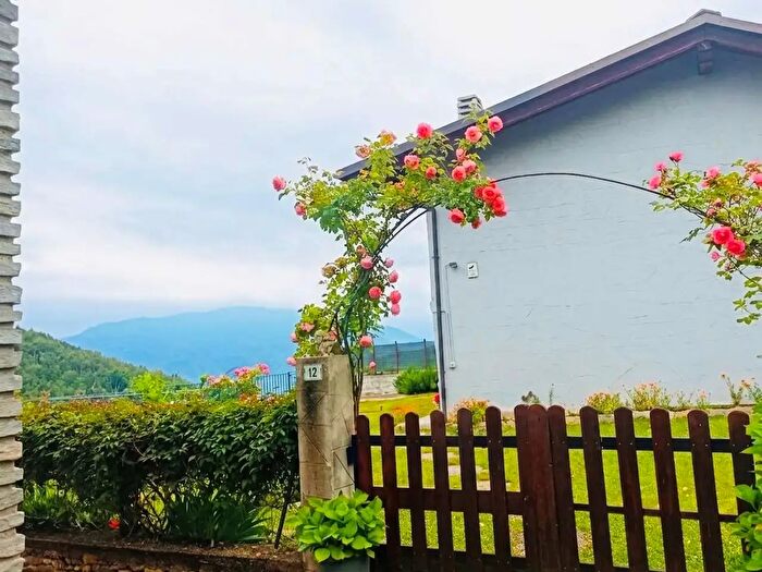 Casa con 8 locali in vendita in Pinasca