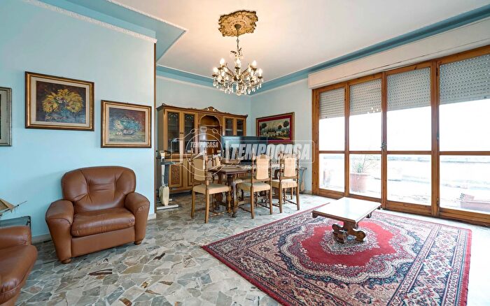 Appartamento trilocale in vendita in Via Crema, Cremona