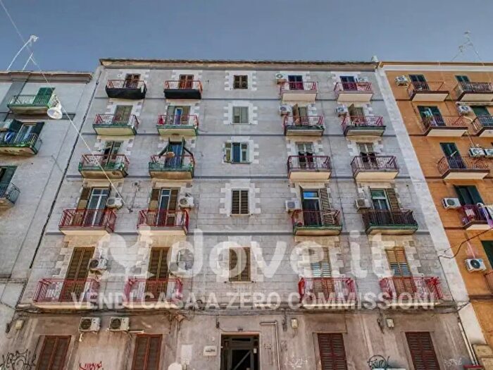 Appartamento trilocale in vendita in Via Generale P De Laclos, Taranto
