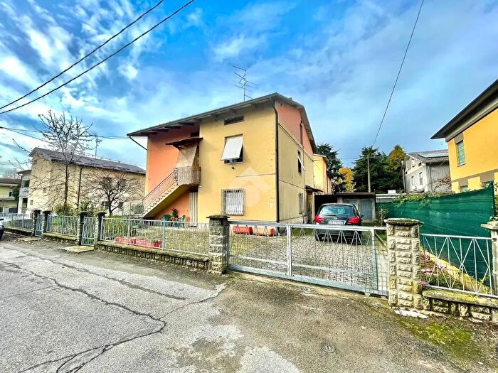 Casa con 7 locali in vendita in Via Fratelli Manfredi, Castelnovo Di Sotto