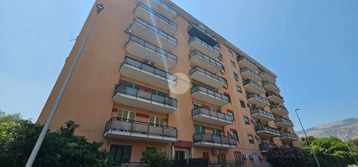 Appartamento quadrilocale in vendita in Via Smith Adamo, Palermo