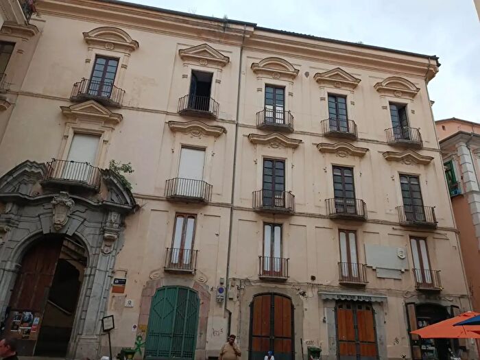 Appartamento con 7 locali in vendita in Piazza Sedile del Campo, Salerno