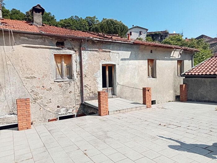 Casa con 10 locali in vendita in Aulla