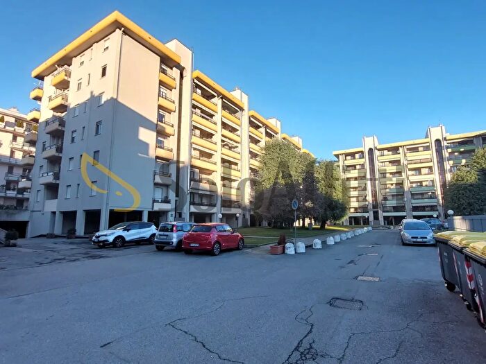Appartamento con 6 locali in affitto in Via Addis Abeba, Biella