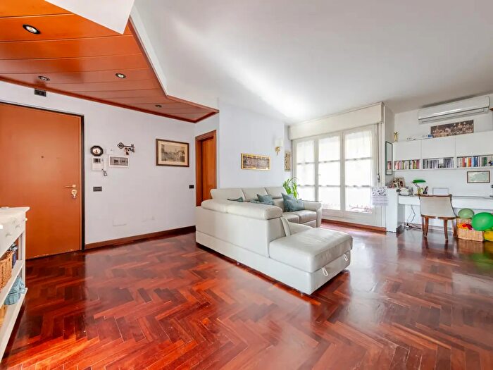 Appartamento trilocale in vendita in Via Mezzanotte, Milano