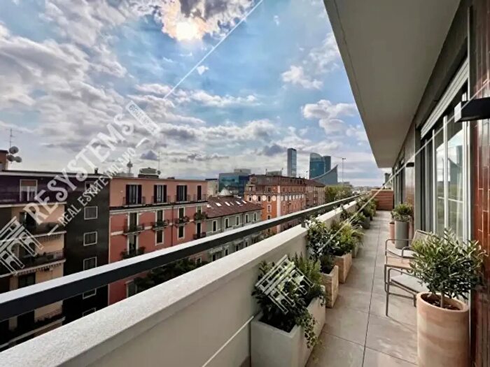 Appartamento con 6 locali in vendita in Via Losanna, Milano