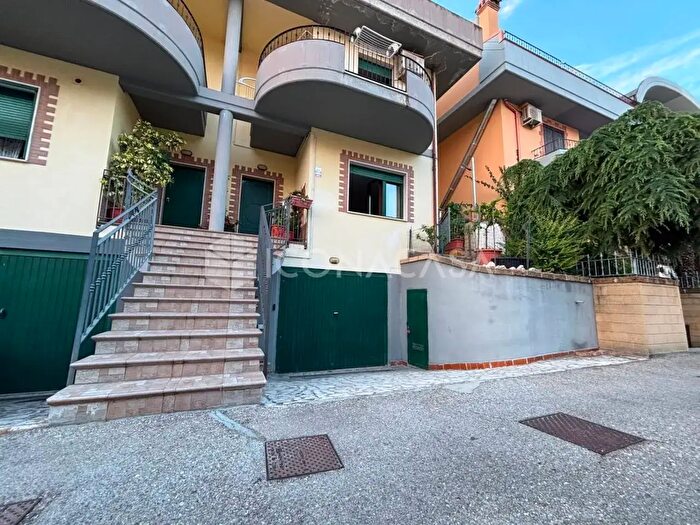Casa con 6 locali in vendita in Via Incoronata, Vasto
