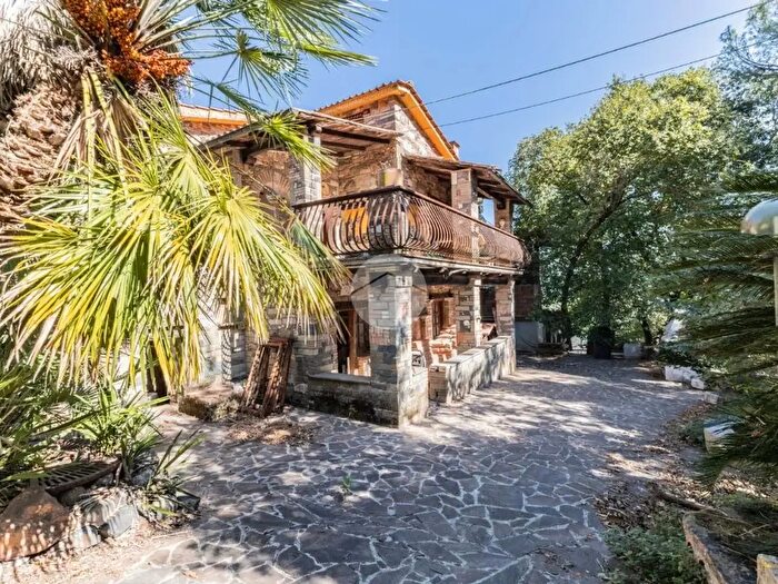 Appartamento quadrilocale in vendita in Strada Provinciale Vigna di Valle, Anguillara Sabazia