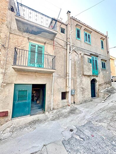 Casa con 8 locali in vendita in Bisacquino