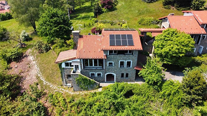 Casa con 8 locali in vendita in Gignese