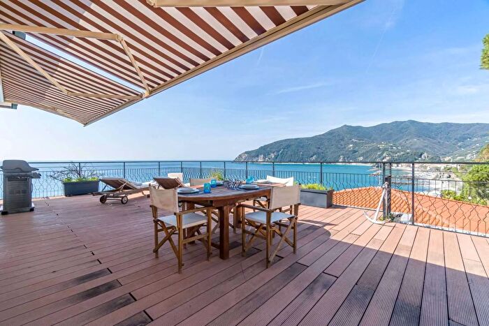 Appartamento trilocale in vendita in Lungomare Dante Alighieri Moneglia, Moneglia