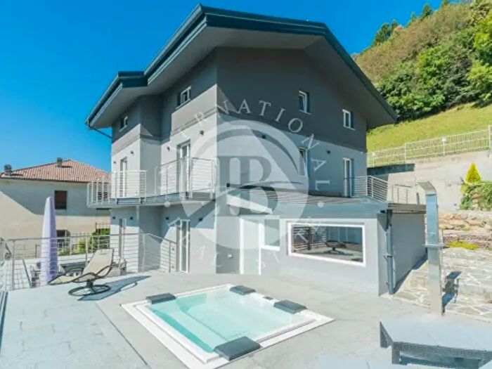 Casa con 6 locali in vendita in Casargo