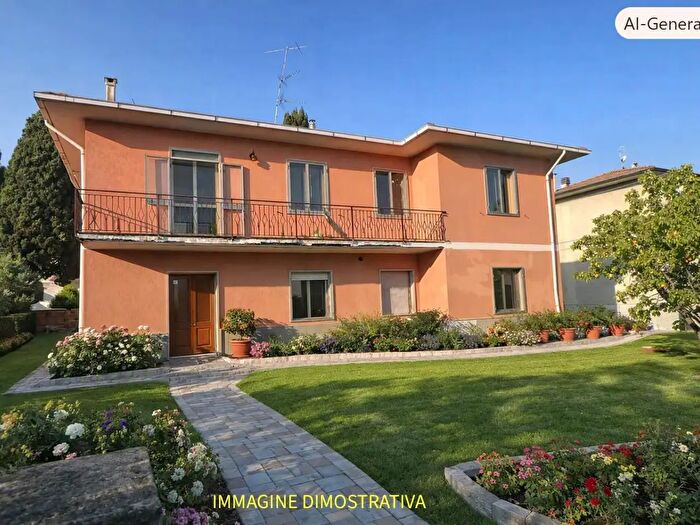 Casa con 8 locali in vendita in Monteverdi Marittimo