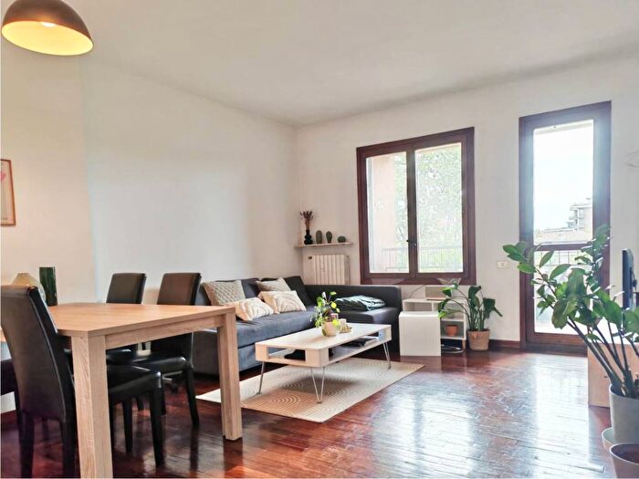 Appartamento trilocale in affitto in Via Valenza, Navigli Darsena, Milano