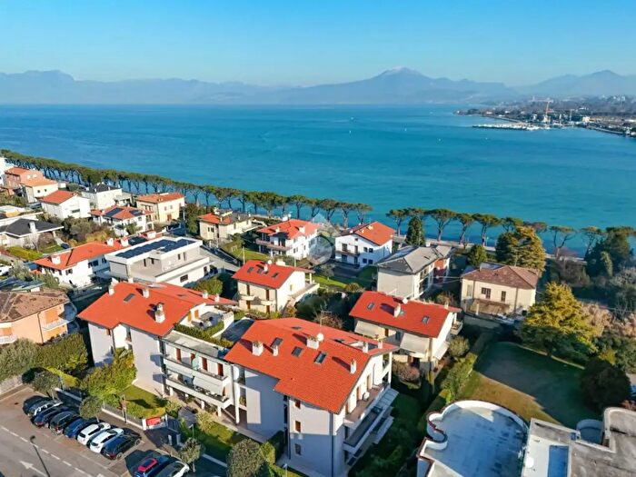 Appartamento trilocale in vendita in Via Vivaldi, Peschiera Del Garda