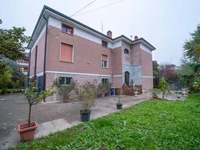 Appartamento con 5 locali in vendita in Strada Battibue, Parma
