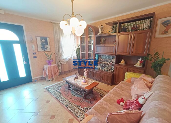 Casa con 8 locali in vendita in Campolongo Maggiore