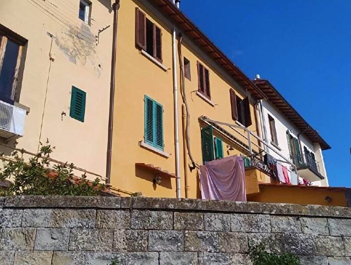 Appartamento con 6 locali in vendita in Reggello