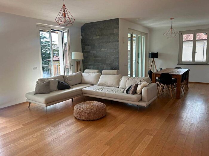 Casa quadrilocale in affitto in Via Guglielmo Marconi, Centro, Gazzada Schianno