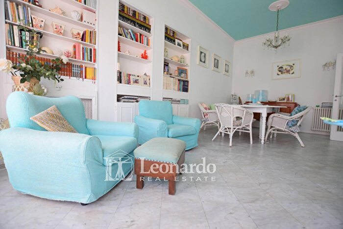 Appartamento con 6 locali in vendita in Via Prato, Viareggio
