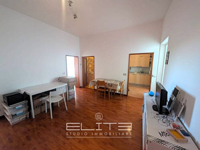 Appartamento trilocale in affitto in Piazza Ugo Bassi, Piano, Ancona