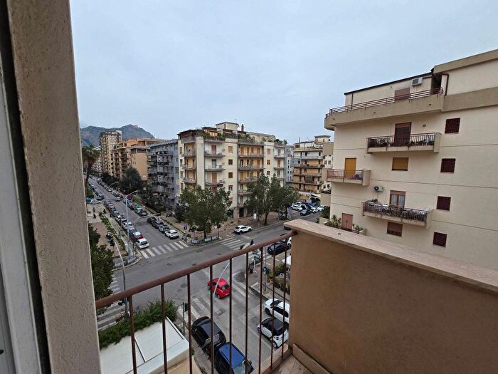 Appartamento quadrilocale in affitto in Via Empedocle Restivo, De Gasperi Croce Rossa, Palermo