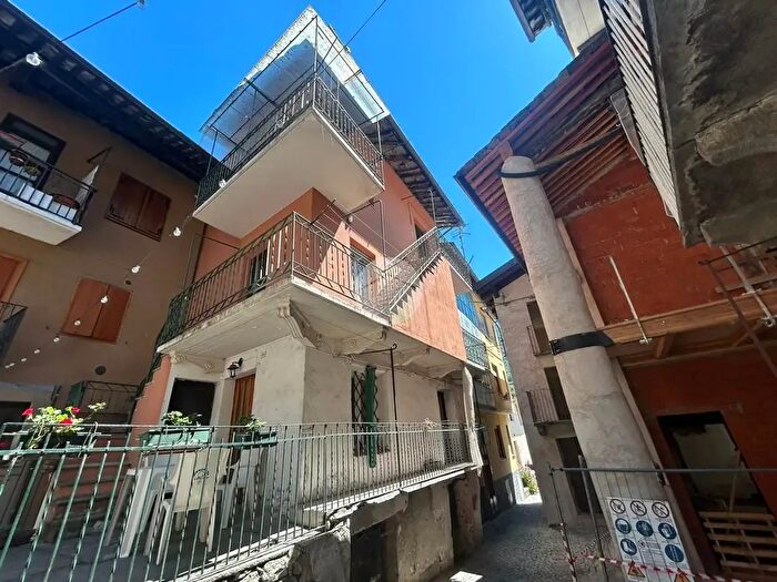 Casa con 6 locali in vendita in Via delle Rogge, Locana