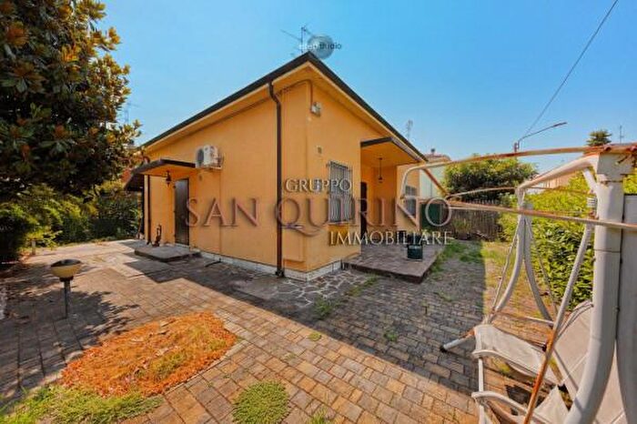 Casa quadrilocale in vendita in Via Montegrappa, Mirandola